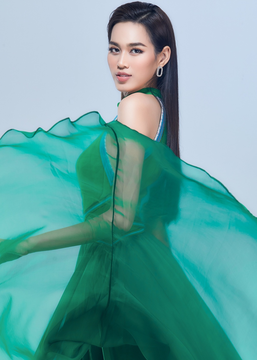 Đỗ Thị Hà đánh đàn Trưng tranh tài tại Miss World 2021 - 5 Đỗ Thị Hà đánh đàn Trưng tranh tài tại Miss World 2021 - 5