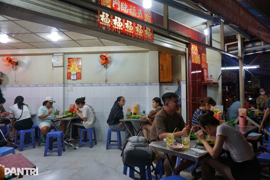 Hủ tiếu nhà xác ở TPHCM càng khuya càng đông và sự thật về món cơm màu đỏ - 1 Hủ tiếu nhà xác ở TPHCM càng khuya càng đông và sự thật về món cơm màu đỏ - 1