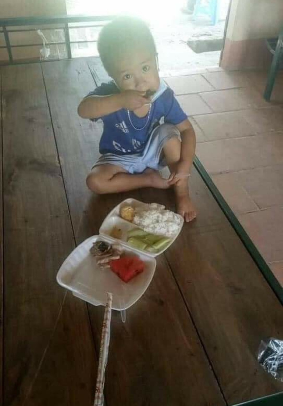 Nhói lòng hình ảnh bé 3 tuổi nằm cách ly một mình vì cả nhà là F0 - 2 Nhói lòng hình ảnh bé 3 tuổi nằm cách ly một mình vì cả nhà là F0 - 2