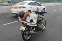 Xử lý “quái xế” thả 2 tay khi điều khiển xe máy trên cầu Rồng