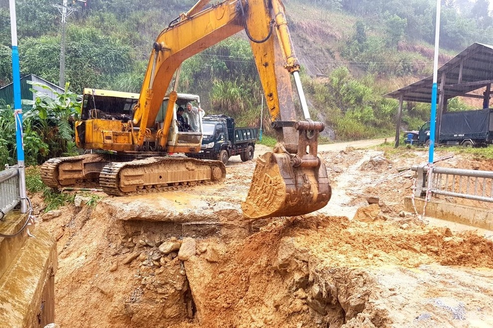Quả đồi bất ngờ sụt đổ, trút đất đá xuống sát nhà dân - 7 Quả đồi bất ngờ sụt đổ, trút đất đá xuống sát nhà dân - 7