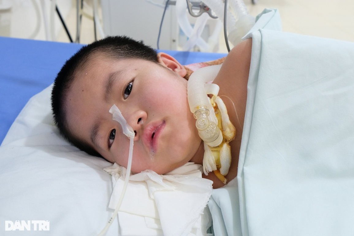 Tiếp tục trao hơn 84 triệu đồng đến cậu bé có nguy cơ về nhà chờ chết - 1 Tiếp tục trao hơn 84 triệu đồng đến cậu bé có nguy cơ về nhà chờ chết - 1