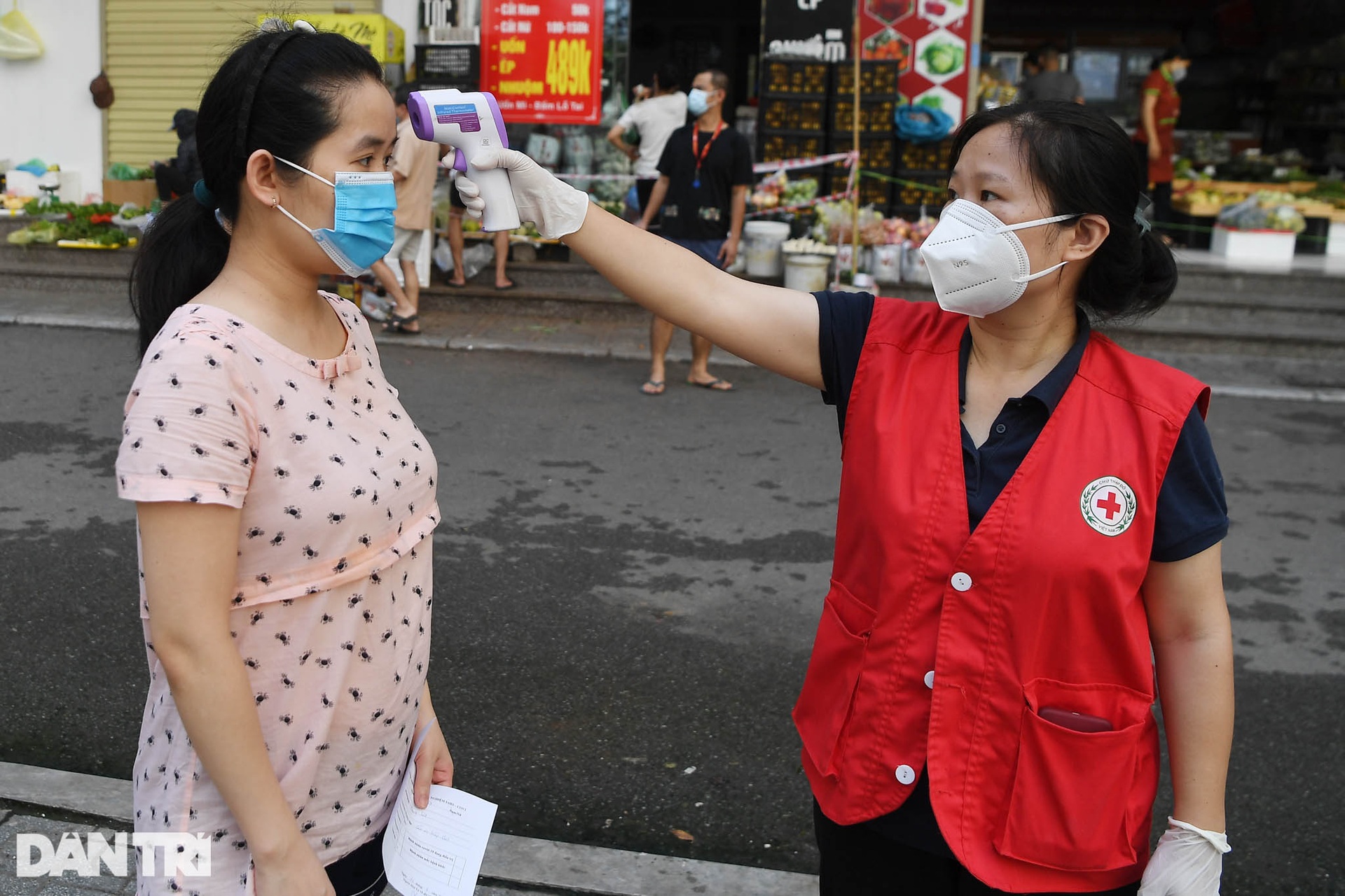 19.000 cư dân chung cư HH Linh Đàm xếp hàng chờ xét nghiệm Covid-19 - 2 19.000 cư dân chung cư HH Linh Đàm xếp hàng chờ xét nghiệm Covid-19 - 2