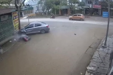 Xe máy phóng nhanh gặp ô tô sang đường ẩu
