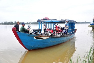 1.500 dân bị “cô lập” vì lũ cuốn trôi cầu