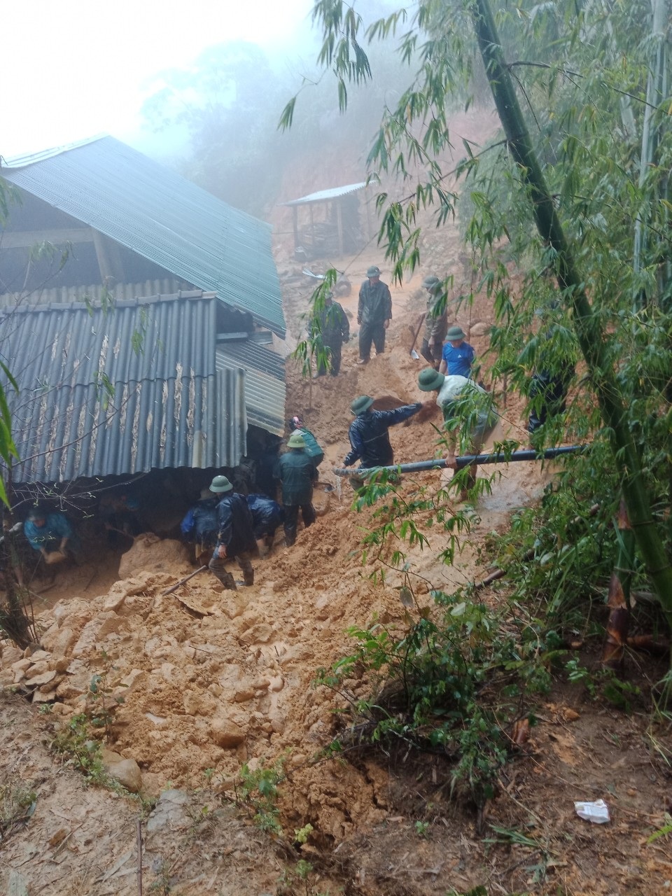 Khắp nơi sạt lở núi, di dời khẩn cấp nhiều hộ dân - 2 Khắp nơi sạt lở núi, di dời khẩn cấp nhiều hộ dân - 2