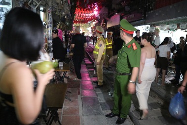 Hàng trăm du khách bị mời ra khỏi phố cà phê đường tàu trong đêm