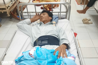 Lốc cuốn nhà sập, người đàn ông nghèo bị đè gãy cột sống