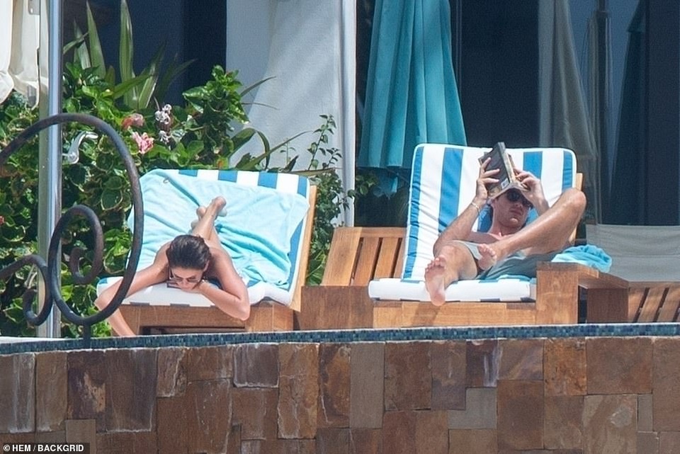Kaia Gerber diện bikini khoe dáng tại khu nghỉ sang trọng - 2 Kaia Gerber diện bikini khoe dáng tại khu nghỉ sang trọng - 2