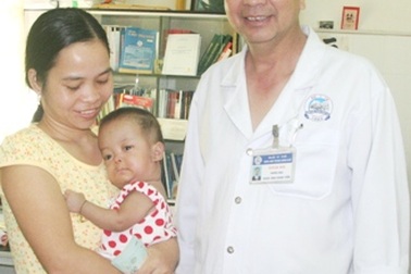 Trao gần 10 triệu đồng cho 2 bé bệnh nặng tại khoa Nhi