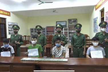 Bắt 4 thanh niên người Lào vận chuyển 10 bánh heroin vào Việt Nam