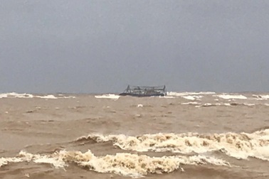 Tàu cá Nghệ An bị trôi dạt trên biển Quảng Trị