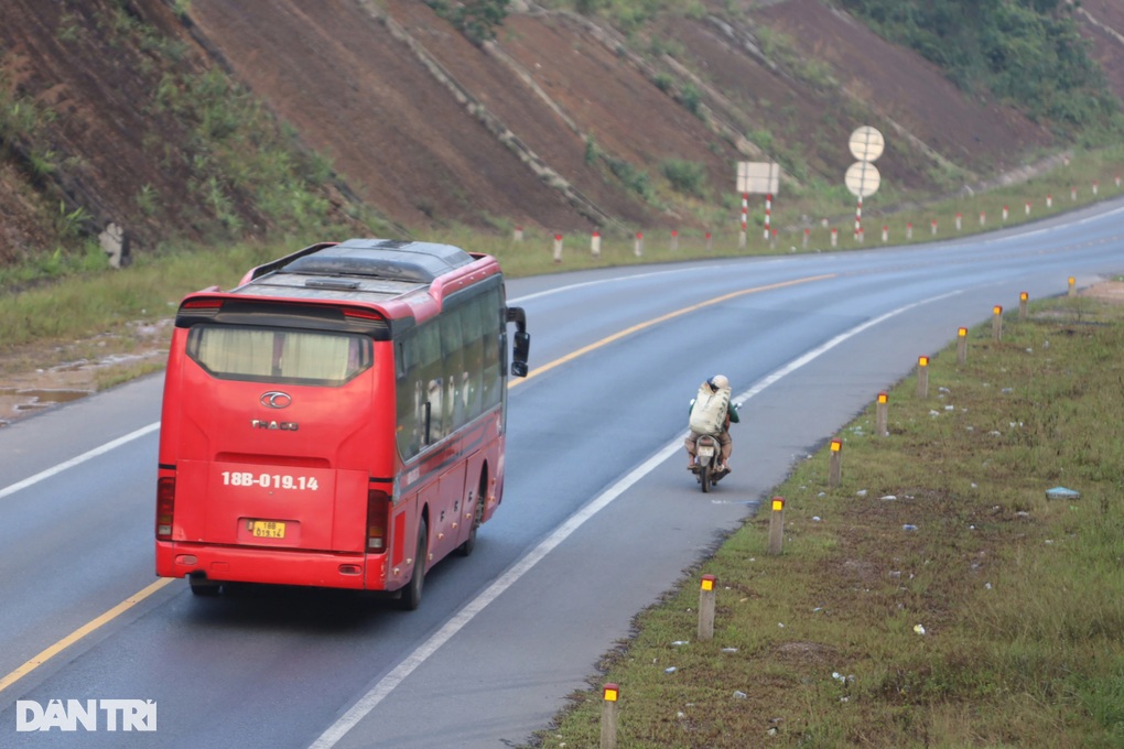 Nhiều phương tiện vượt đèo Hải Vân, xe máy chạy trên cao tốc dịp lễ - 3 Nhiều phương tiện vượt đèo Hải Vân, xe máy chạy trên cao tốc dịp lễ - 3