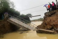Lũ rút, cầu bất ngờ sập, người dân nhốn nháo