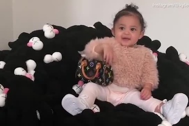 Stormi nhận được túi hàng hiệu do bác gái Kim Kardashian tặng