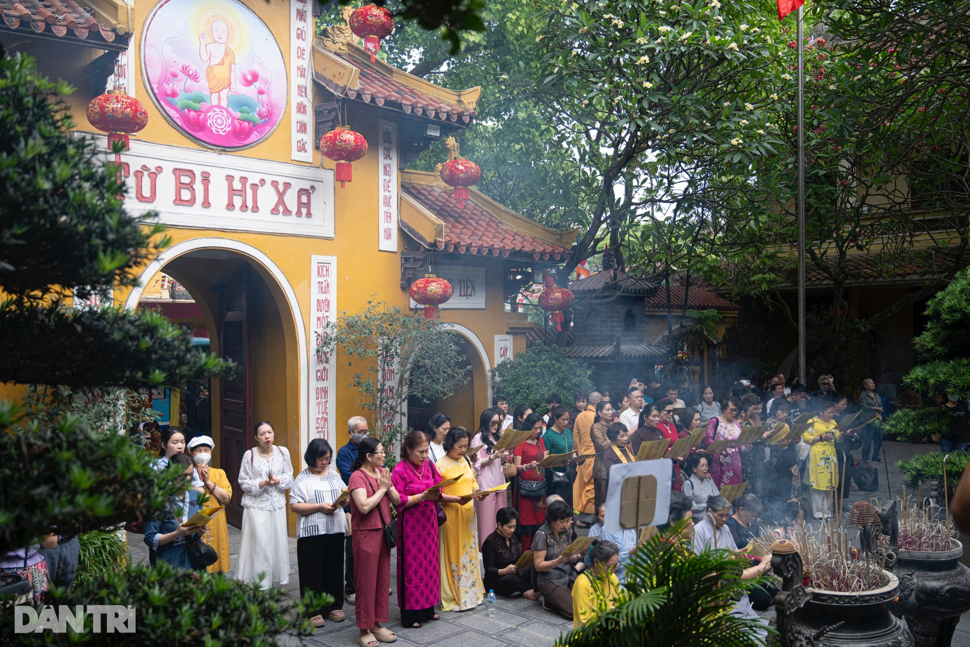 Đông đảo phật tử, người dân đổ về chùa Quán Sứ dự Đại lễ Phật đản - 1 Đông đảo phật tử, người dân đổ về chùa Quán Sứ dự Đại lễ Phật đản - 1