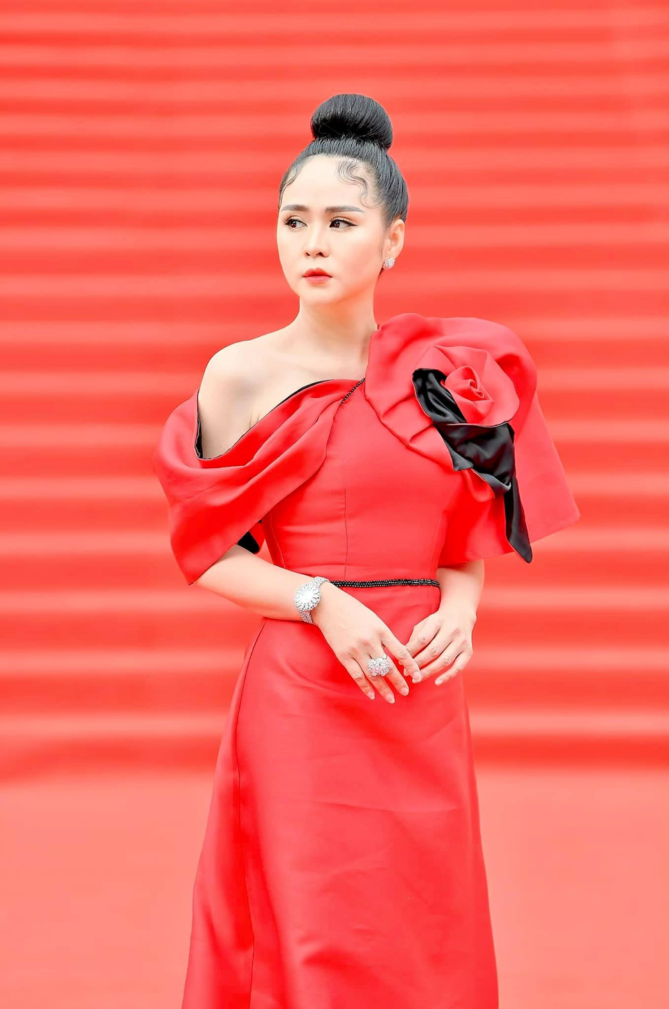 Bùi Thanh Hương xuất hiện nổi bật chiếm trọn spotlight trên thảm đỏ Khơi nguồn vẻ đẹp Việt - 4 Bùi Thanh Hương xuất hiện nổi bật chiếm trọn spotlight trên thảm đỏ Khơi nguồn vẻ đẹp Việt - 4