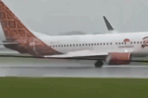 Máy bay chao đảo dữ dội, hạ cánh trong giông bão như ngày tận thế