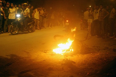 Bị BMW đẩy đi hàng cây số, xe máy bốc cháy trơ khung