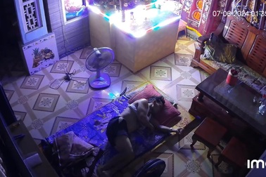 "Khổ chủ" nằm ngủ giữa nhà, tên trộm vẫn ngang nhiên lục lọi trộm cắp