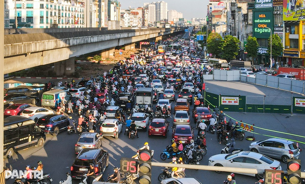 Giao thông hỗn loạn vì lô cốt trên đường Nguyễn Trãi - 3 Giao thông hỗn loạn vì lô cốt trên đường Nguyễn Trãi - 3