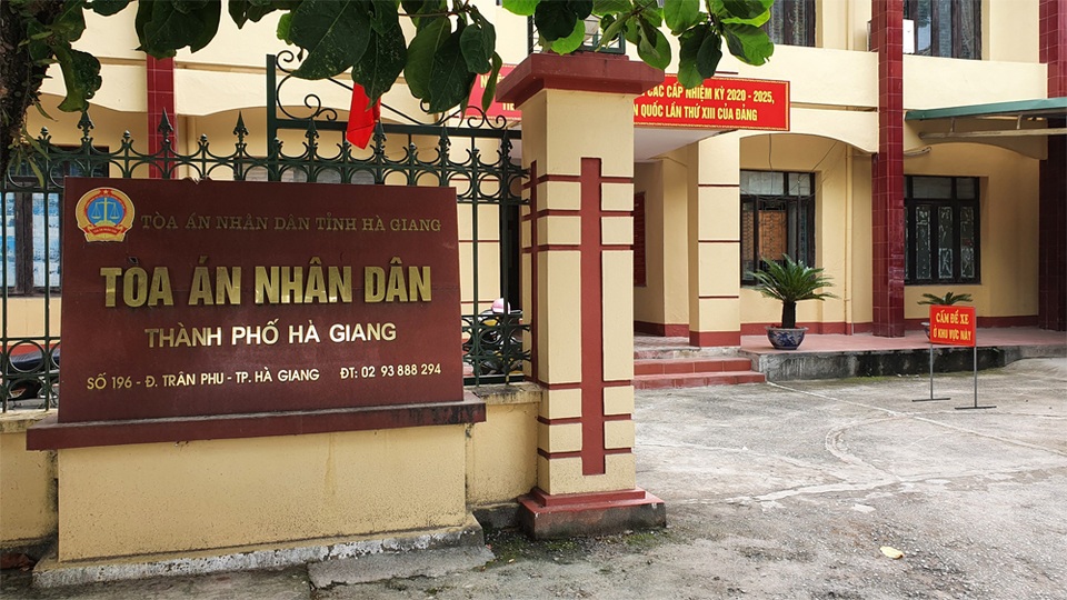 Công an TP Hà Giang hầu tòa vụ thu giữ 1,5 tấn kỷ vật chiến tranh - 2 Công an TP Hà Giang hầu tòa vụ thu giữ 1,5 tấn kỷ vật chiến tranh - 2