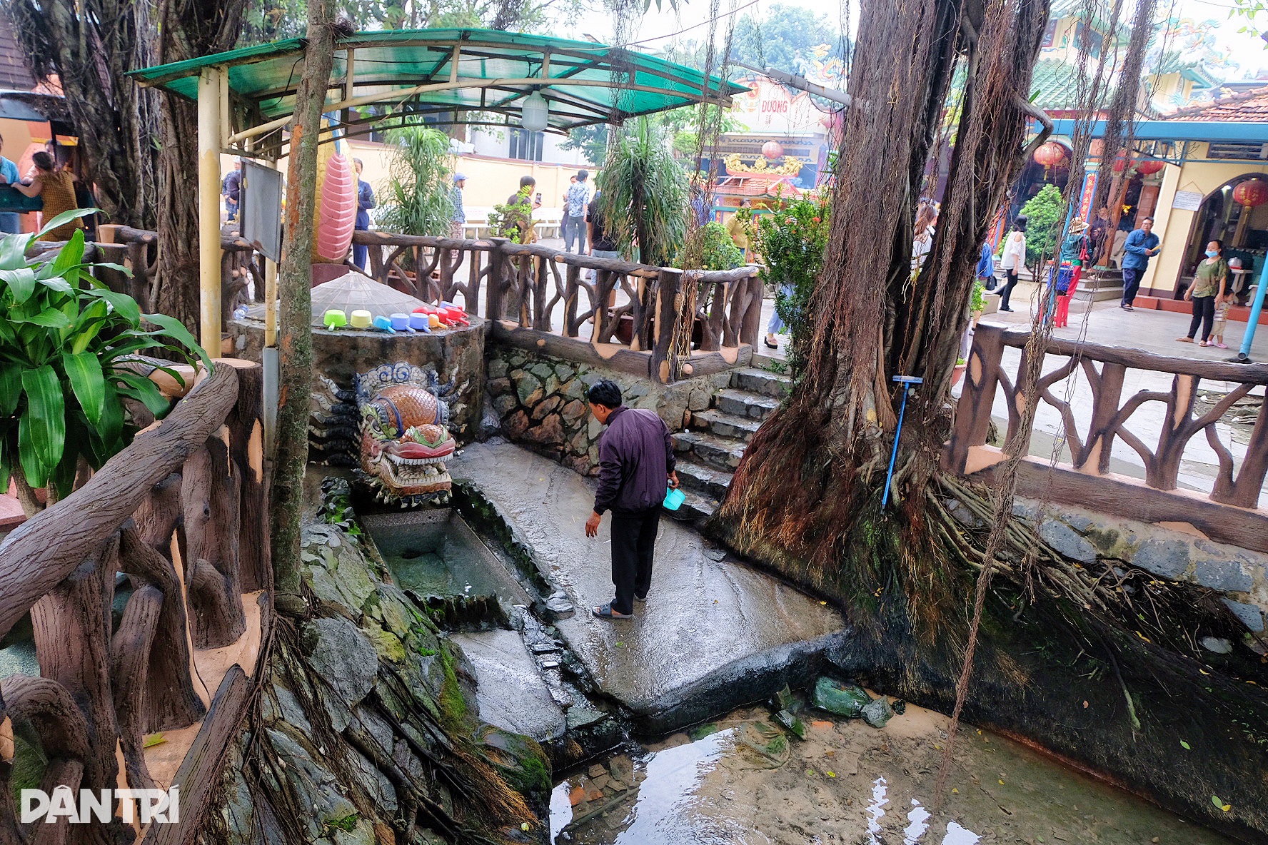 Người dân TPHCM rủ nhau rửa mặt ở ngôi miễu có mạch nước phun trào 150 năm - 3 Người dân TPHCM rủ nhau rửa mặt ở ngôi miễu có mạch nước phun trào 150 năm - 3