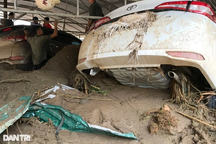 Hàng loạt ô tô, xe máy bị chôn vùi dưới lớp bùn dày sau trận lũ ở Nghệ An