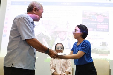 Cựu chiến binh dành lương hưu hỗ trợ cô sinh viên nghèo 4 năm đại học