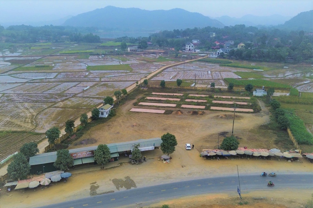 Chợ chục tỷ đồng bỏ hoang, dân ngồi lề đường buôn bán - 1