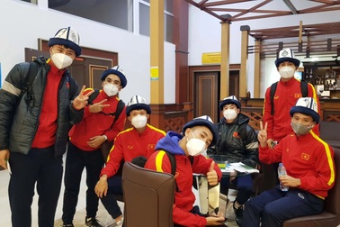 U23 Việt Nam đổ bộ Kyrgyzstan, lo lắng về chất lượng sân tập