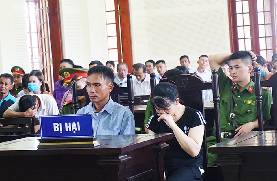 Bà nội đẩy cháu gái xuống nước, ngồi nhìn cháu chìm hẳn mới đi về - 2 Bà nội đẩy cháu gái xuống nước, ngồi nhìn cháu chìm hẳn mới đi về - 2