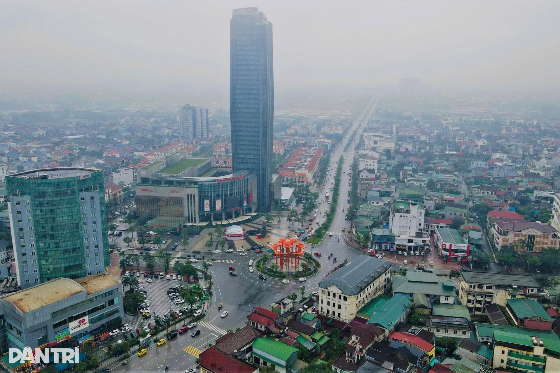 Công trình Tháp Hoa Đăng 12 tỷ đồng tại vòng xuyến gây xôn xao dư luận - 1