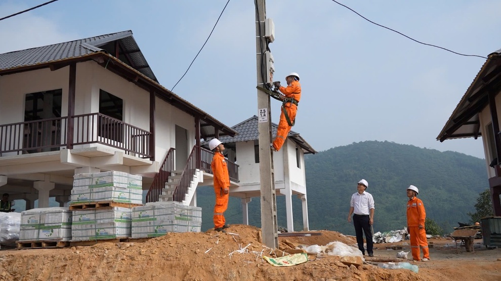 Đưa điện lưới quốc gia về khu tái định cư Làng Nủ - 4