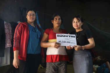 Bạn đọc giúp đỡ người mẹ mù nuôi con bại não hơn 85 triệu đồng