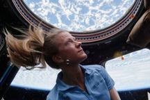 Tại sao các nhà du hành có thể "bay" trong không gian?