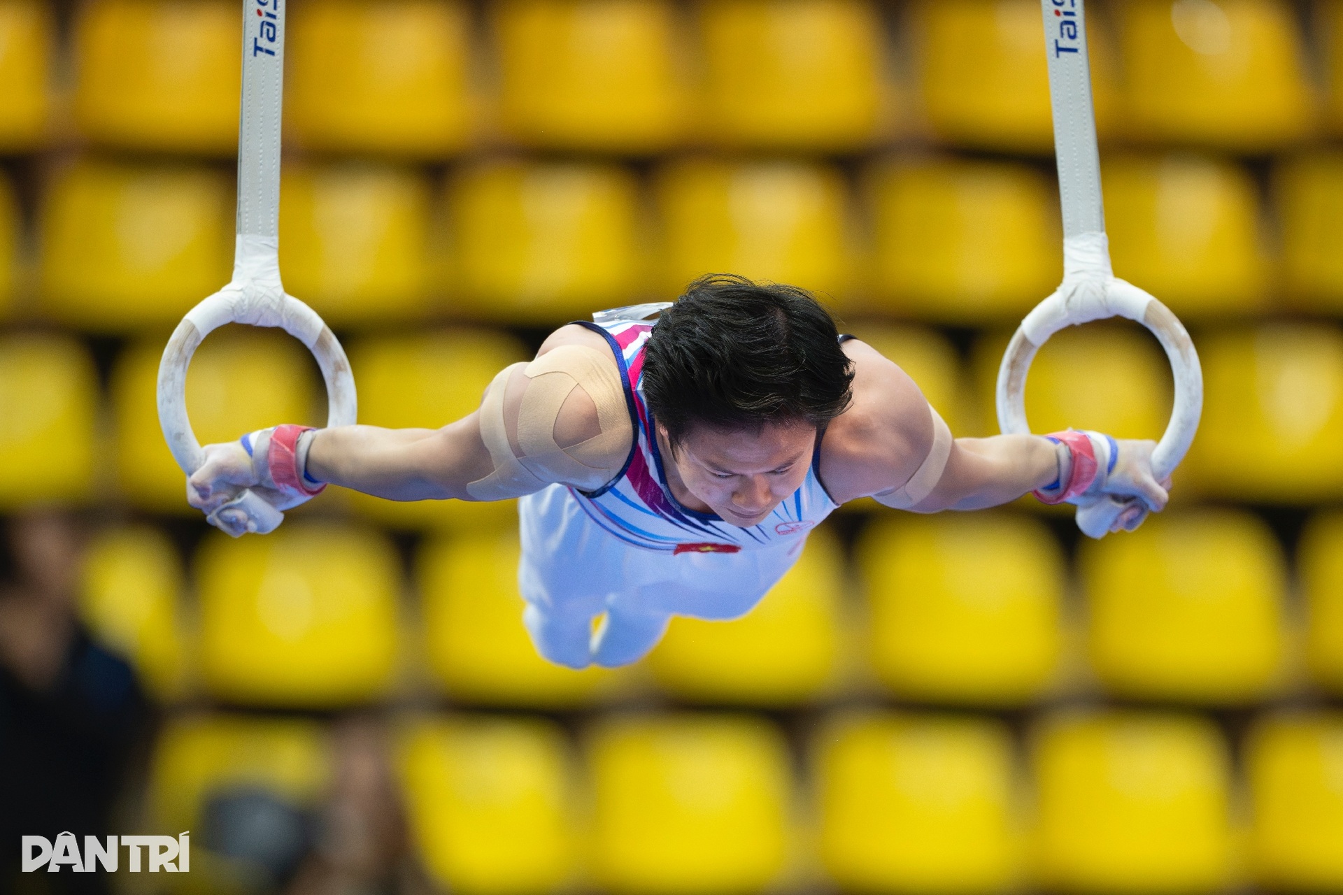 Khánh Phong nghẹn ngào nhớ về người cha quá cố sau tấm HCV đầy cảm xúc - 7