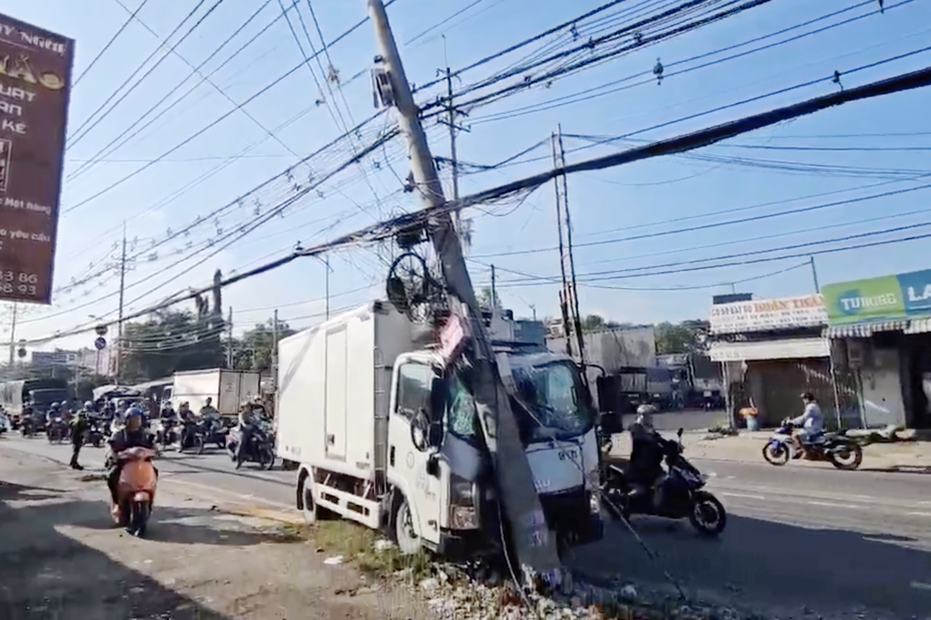 Hiện trường vụ tai nạn gây mất điện