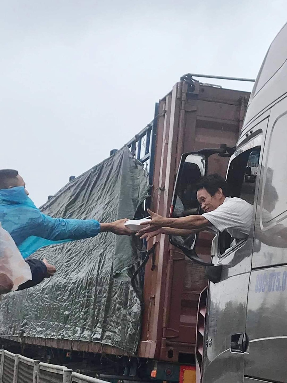 Người dân và CSGT phát đồ ăn cho tài xế, hành khách mắc kẹt trên Quốc lộ 1 - 8 Người dân và CSGT phát đồ ăn cho tài xế, hành khách mắc kẹt trên Quốc lộ 1 - 8