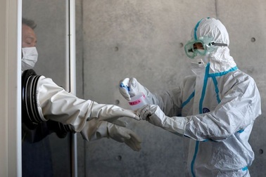 Nhật Bản yêu cầu Trung Quốc dừng xét nghiệm Covid-19 qua hậu môn