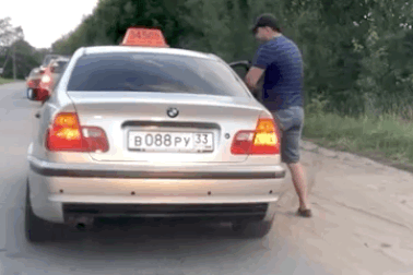 Tài xế taxi lôi hành khách phóng rác bừa bãi ra khỏi xe