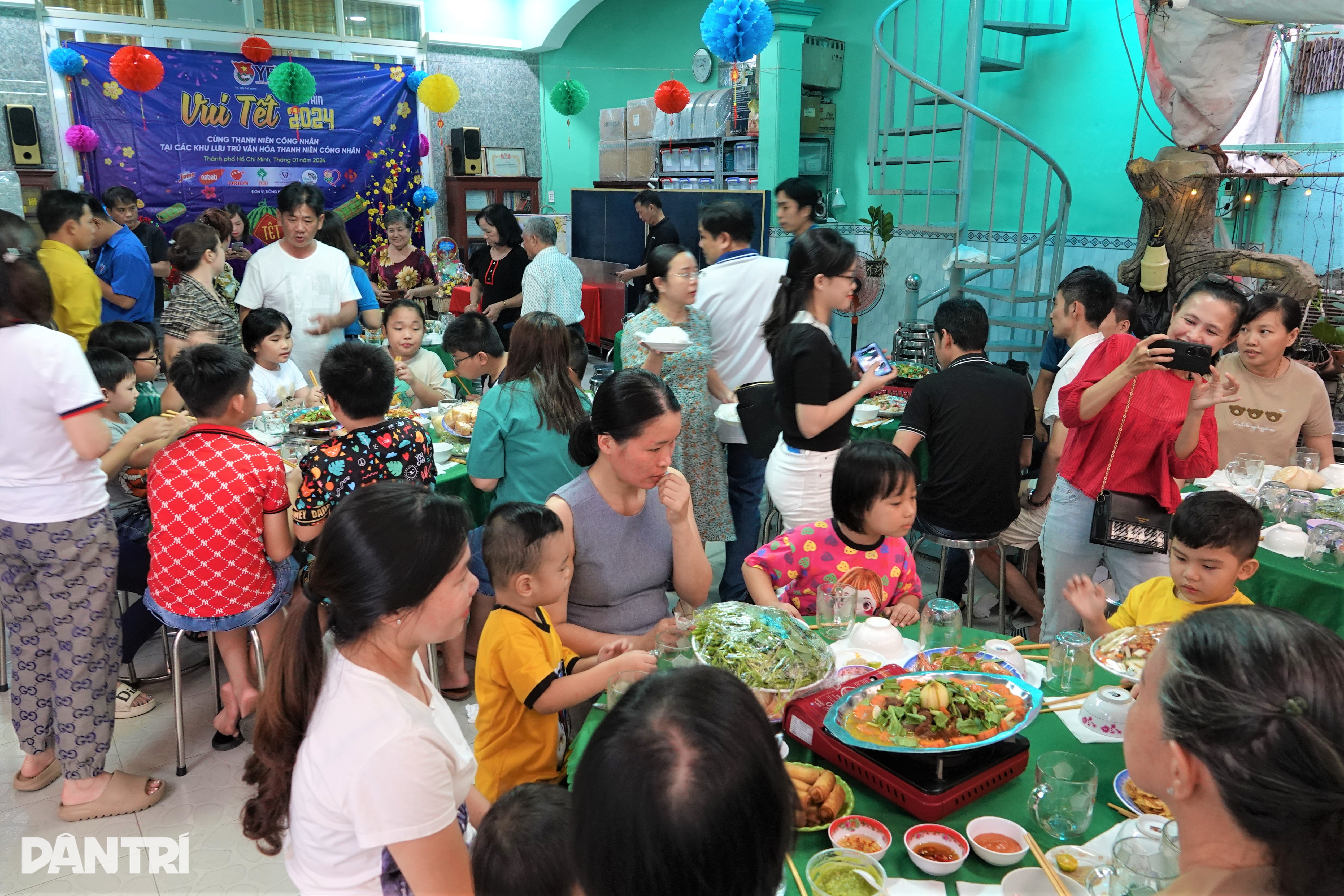 เจ้าของบ้านเช่าวัย 80 ปี ทุ่มงบ 40 ล้านดอง จัดงานเลี้ยงสิ้นปี แจกของขวัญให้คนงาน - 4 Chủ trọ tuổi 80 chi 40 triệu đồng đãi tiệc tất niên, tặng quà công nhân - 4