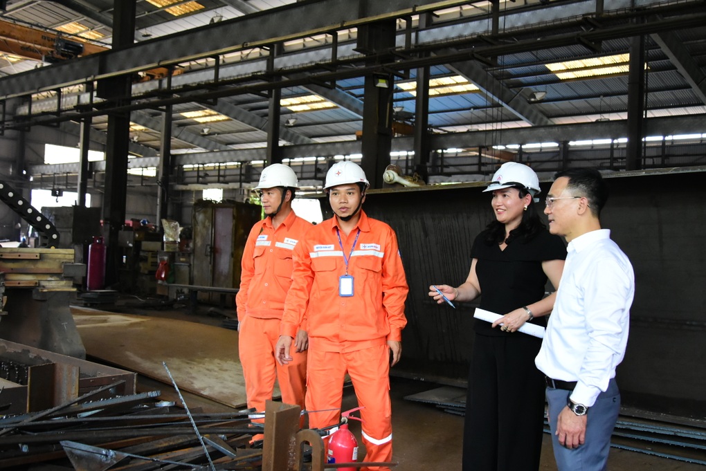 Khách hàng đồng hành cùng ngành điện thực hành tiết kiệm - 2 Khách hàng đồng hành cùng ngành điện thực hành tiết kiệm - 2