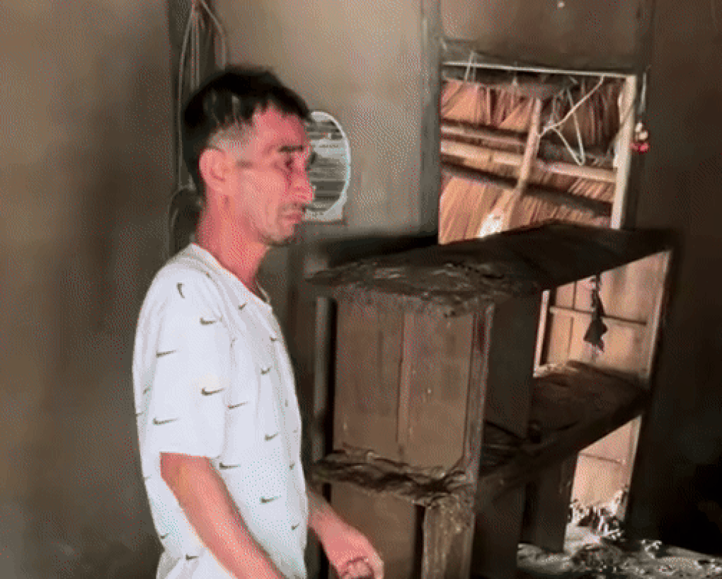 Người đàn ông ở Yên Bái bật khóc nhìn cảnh nhà tan hoang sau lũ - 1 Người đàn ông ở Yên Bái bật khóc nhìn cảnh nhà tan hoang sau lũ - 1