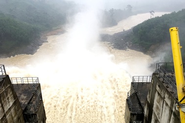 Nước lũ đang dâng cao, hồ ở Quảng Nam xả lũ