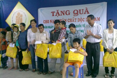 Tặng quà các em nhỏ nạn nhân chất độc da cam nhân dịp lễ 30.4- 1.5