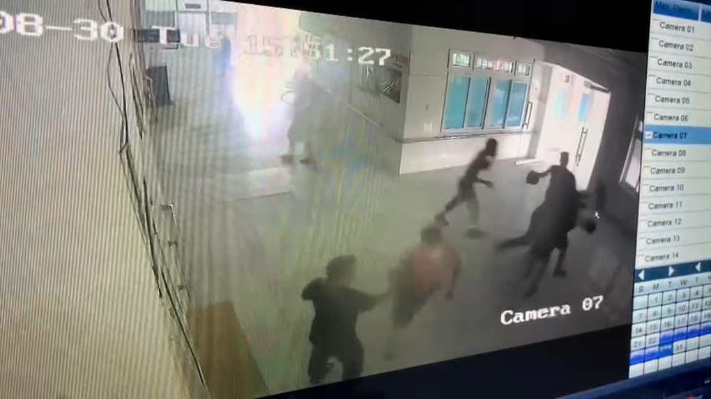 Xô xát trong quán karaoke, mang dao đến bệnh viện giải quyết mâu thuẫn - 1 Xô xát trong quán karaoke, mang dao đến bệnh viện giải quyết mâu thuẫn - 1