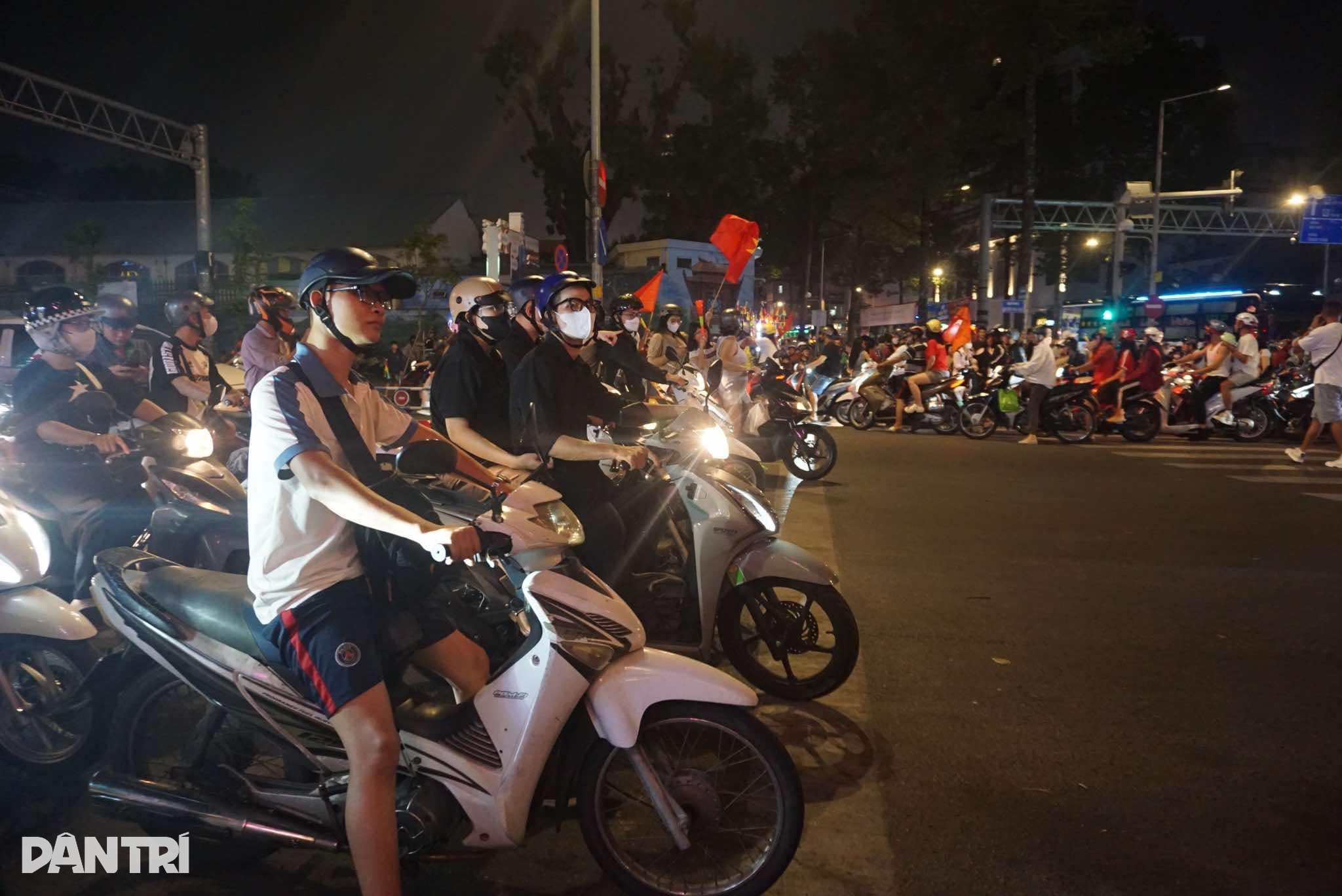 Civilizovaná bouře: Hanojané zastavují na červenou, aby oslavili vítězství v AFF Cupu - 3 Đi bão văn minh: Người Hà Nội dừng đèn đỏ ăn mừng chức vô địch AFF Cup - 3