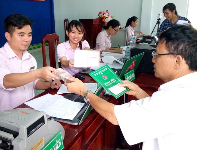 Ngân hàng Chính sách xã hội giải ngân nguồn vốn vay cho các đối tượng tại UBND xã Xuân Thiện (huyện Thống Nhất).