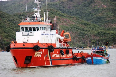 Cứu 10 ngư dân Bình Định bị chìm tàu trên biển